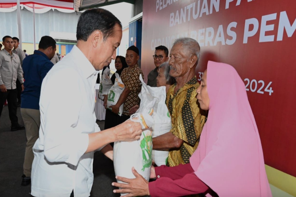  Jokowi Beberkan Alasan Getol Bagi-Bagi Bansos Beras 10 Kg