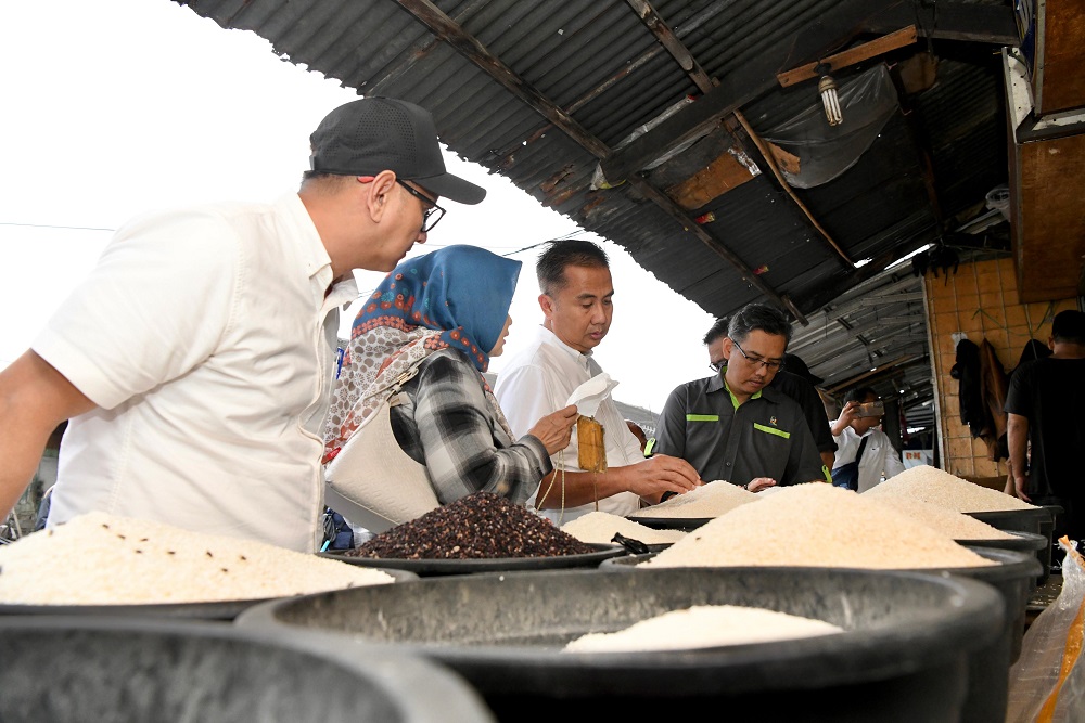  Kunjungi Pasar Gedebage Bandung, Bey Minta Warga Jangan Panik Soal Stok Beras