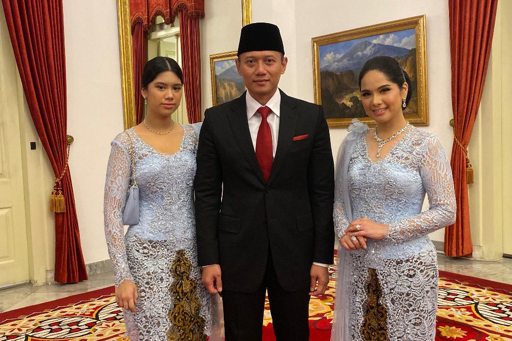  Foto Cantiknya Annisa Pohan Berkebaya Biru saat Hadiri Pelantikan AHY di Istana