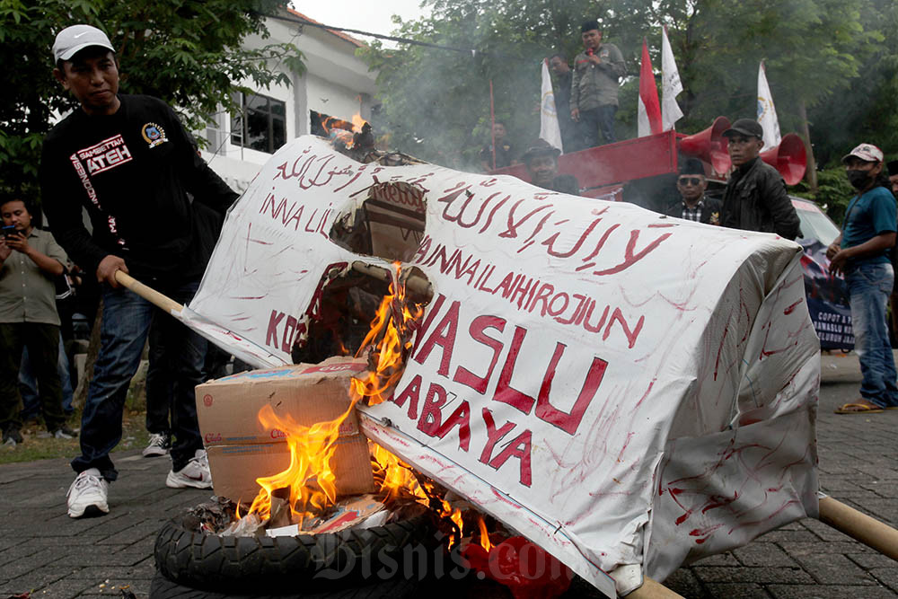  Bawaslu Kota Surabaya di Geruduk Demonstran