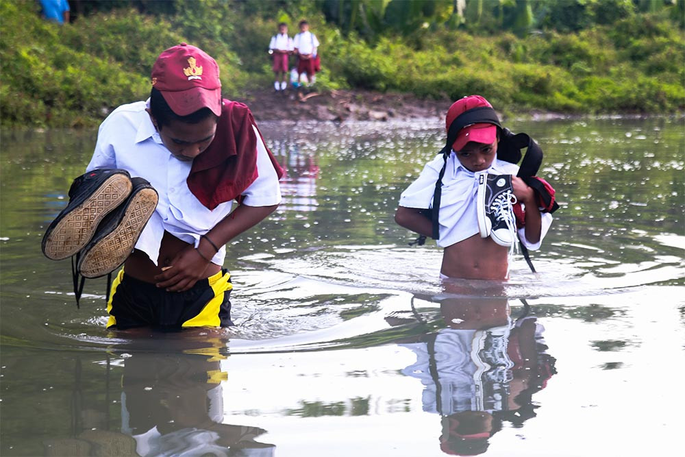  Siswa Menyeberangi Sungai Untuk Berangkat Sekolah