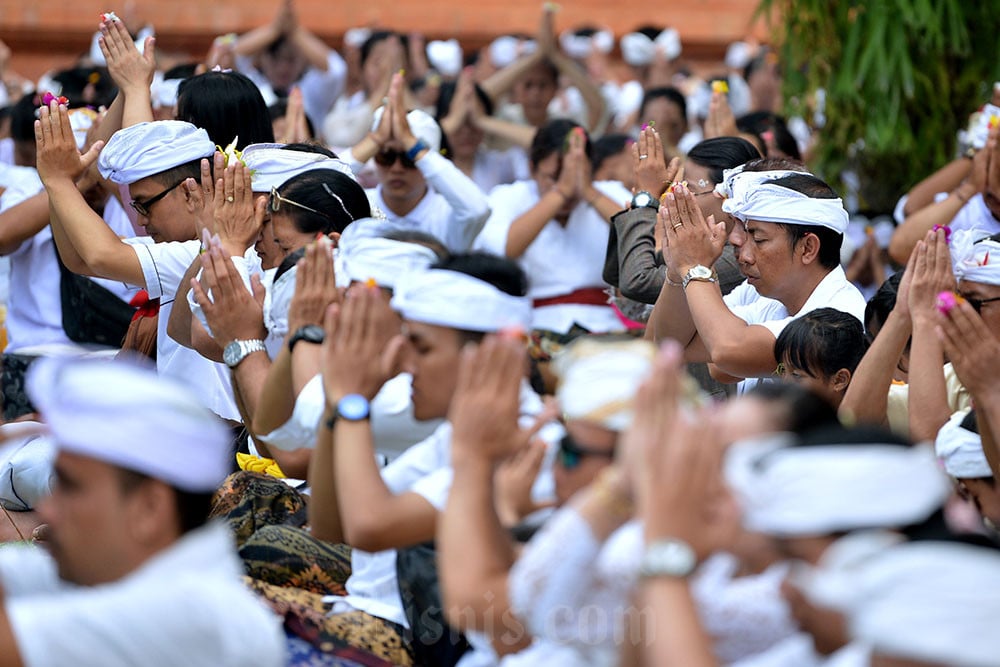  Sembahyang Hari Raya Galungan di Bali