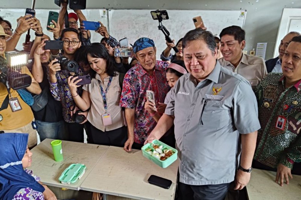  Airlangga Uji Coba Program Makan Siang Gratis di SMP 2 Tangerang