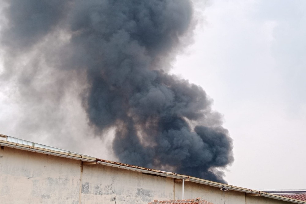  Gedung PT Kahatex di Sumedang Kebakaran Hebat, Asap Hitam Membumbung Tinggi