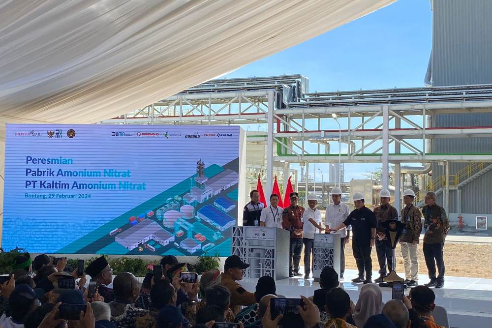 Presiden Jokowi meresmikan pabrik amonium nitrat joint venture PT Pupuk Kaltim dan PT Dahana, PT Kaltim Amonium Nitrat (KAN) di Kawasan Industrial Estate (KIE), Bontang, Kalimantan Timur, Kamis (29/2/2024) - BISNIS/Afifah Rahmah Nurdifa.