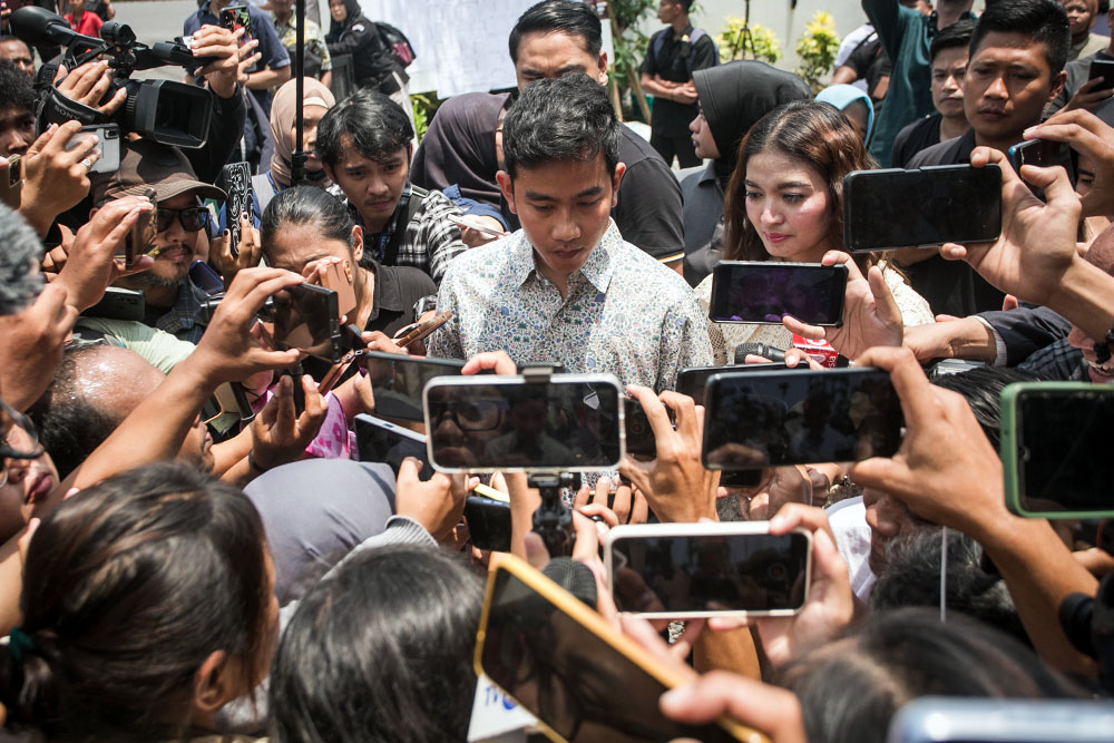 Calon Wakil Presiden nomor urut 2 Gibran Rakabuming Raka (tengah) bersama istri Selvi Ananda menjawab pertanyaan wartawan usai menggunakan hak pilihnya di TPS 34 di Manahan, Solo, Jawa Tengah, Rabu (14/2/2024). ANTARA FOTO/Mohammad Ayudha