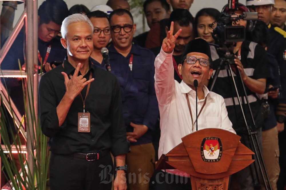 Pasangan calon presiden Ganjar Pranowo (kiri) dan wakil presiden Mahfud Md memberikan paparan usai penetapan nomor urut capres dan cawapres di Jakarta, Selasa (14/11/2023). Bisnis/Fanny Kusumawardhani