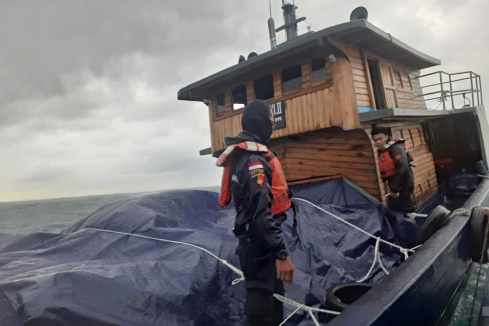 Kapal balpres ilegal di Perairan Nipah, perbatasan Indonesia dengan Singapura, yang diamankan oleh tim patroli Bea Cukai Batam. - Bisnis/Rifki Setiawan Lubis