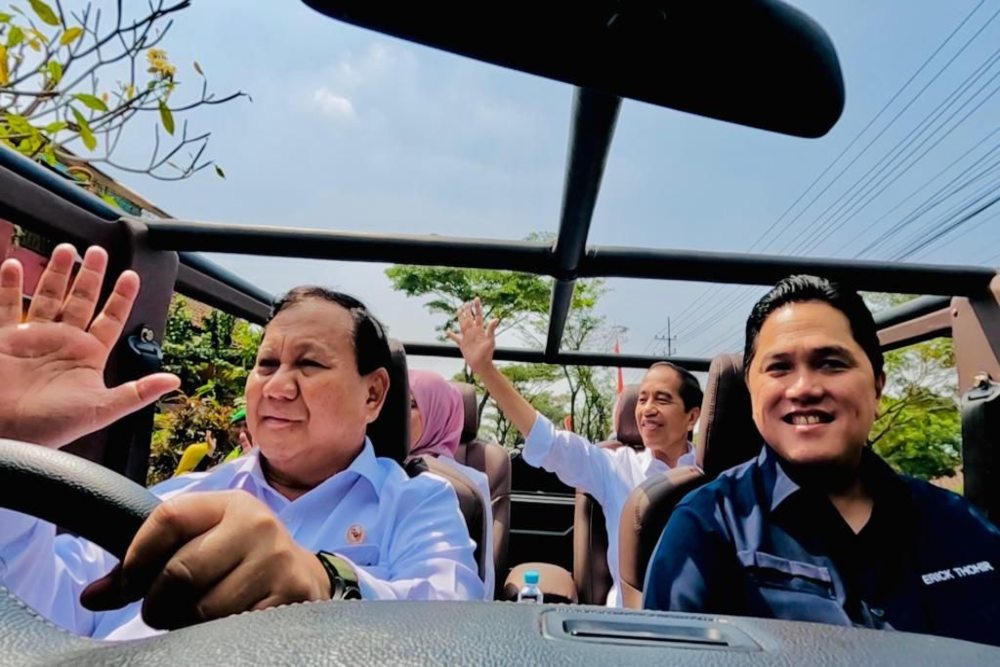 Presiden Joko Widodo (Jokowi) disopiri oleh Menteri Pertahanan (Menhan) Prabowo Subianto dan Menteri Badan Usaha Milik Negara (BUMN) Erick Thohir saat berkunjung ke Kompleks PT Pindad (Persero) di Dusun Sedayu, Turen, Kec. Turen, Kabupaten Malang, Jawa Timur pada Senin (24/7/2023). / Foto: BPMI Setpres