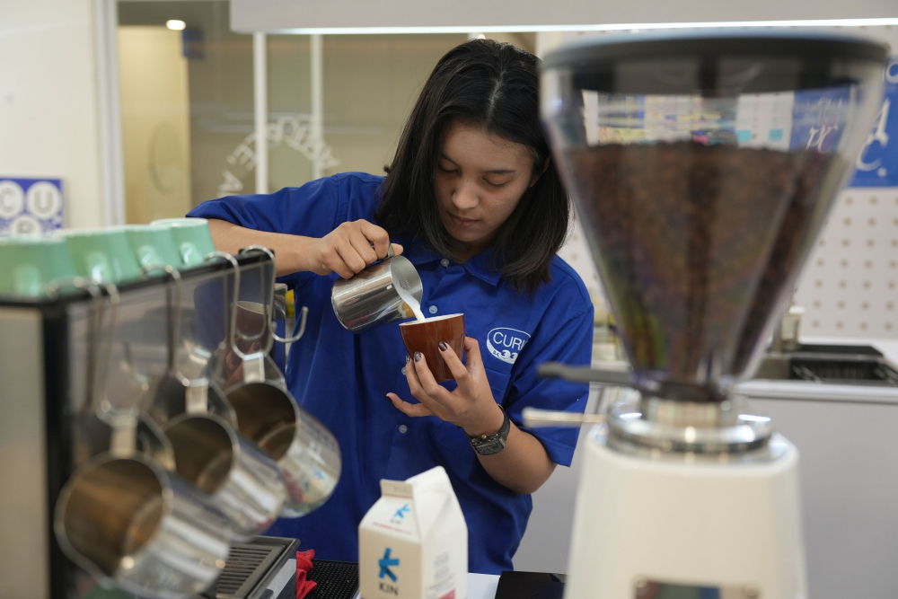 Barista menyiapkan secangkir kopi di salah satu kedai, Sumedang, Jawa Barat pada Jumat (27/5/2023). - Bloomberg/Dimas Ardian