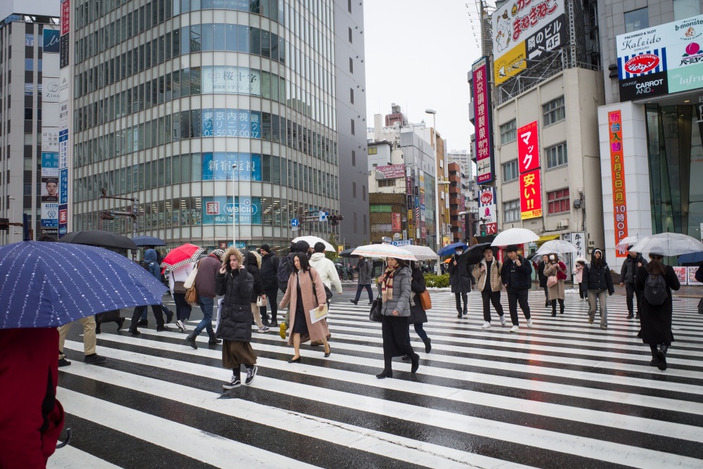 Warga Jepang melintasi penyebrangan jalan di kawasan Shibuya, Tokyo. Jepang dilanda deflasi dalam 25 tahun ke belakang dan kini terdapat sinyal untuk segera berakhir. / dok. Bloomberg