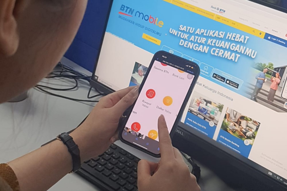 Saat Bos Bank BTN (BBTN) Bocorkan Besaran Dividen Jelang RUPST. Karyawan mencoba layanan terbaru dalam aplikasi milik Bank Tabungan Negara./Istimewa