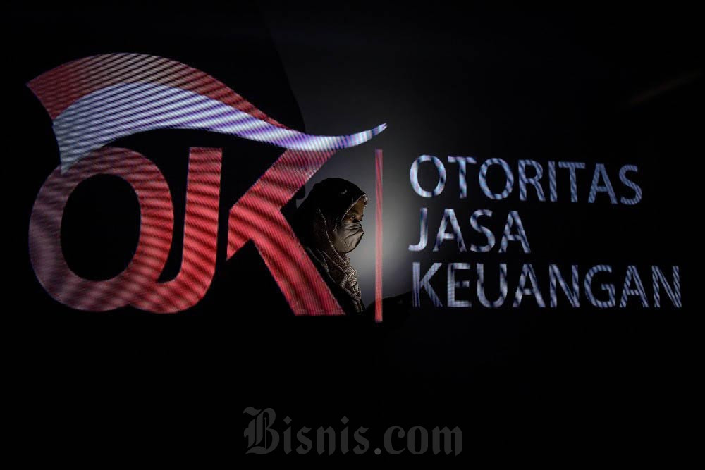 Gara-Gara Bentjok, OJK Denda Emco Asset Management Rp3,35 Miliar. Foto multiple exposure warga beraktivitas di dekat logo Otoritas Jasa Keuangan (OJK) di Jakarta, Minggu (31/12/2023). Arief Hermawan P