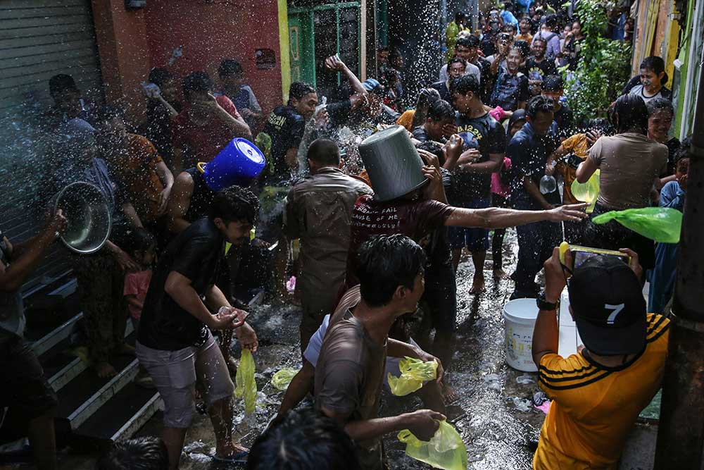  Jelang Ramadan, Warga Semarang Ikuti Tradisi Gebyuran Air