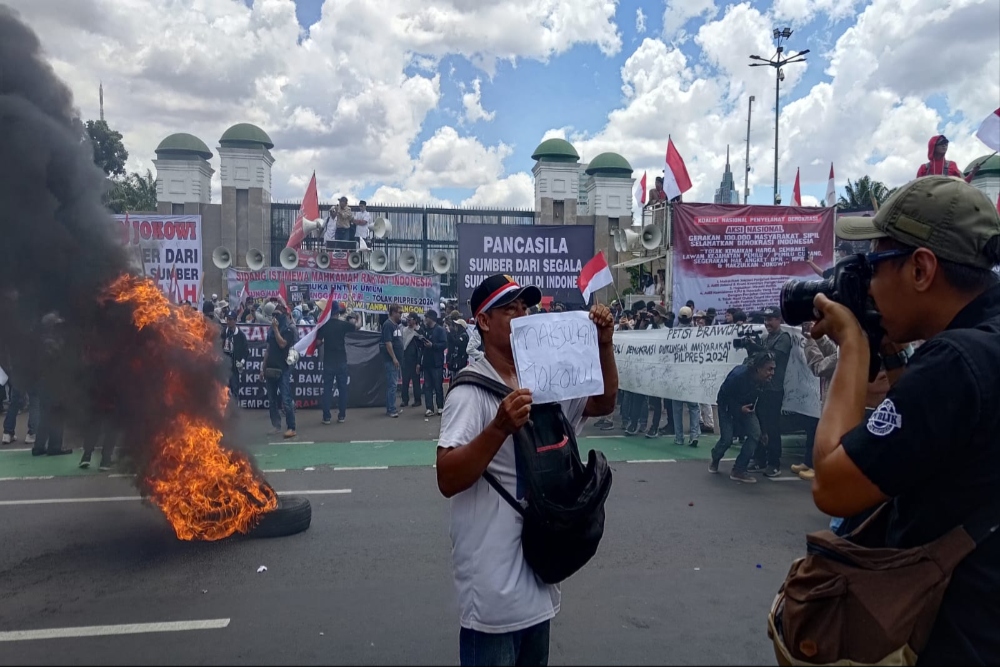  Potret Massa Pro Hak Angket dan Pemakzulan Jokowi di Depan Gedung DPR
