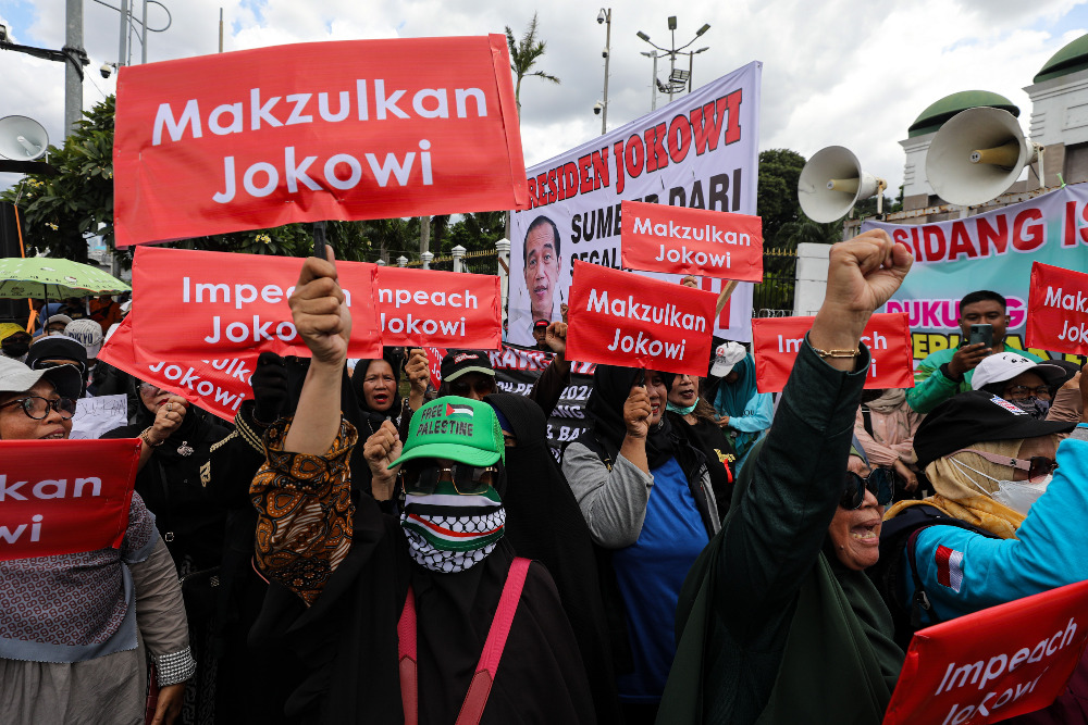  Massa Aksi Bakar Spanduk Jokowi Sebelum Membubarkan Diri