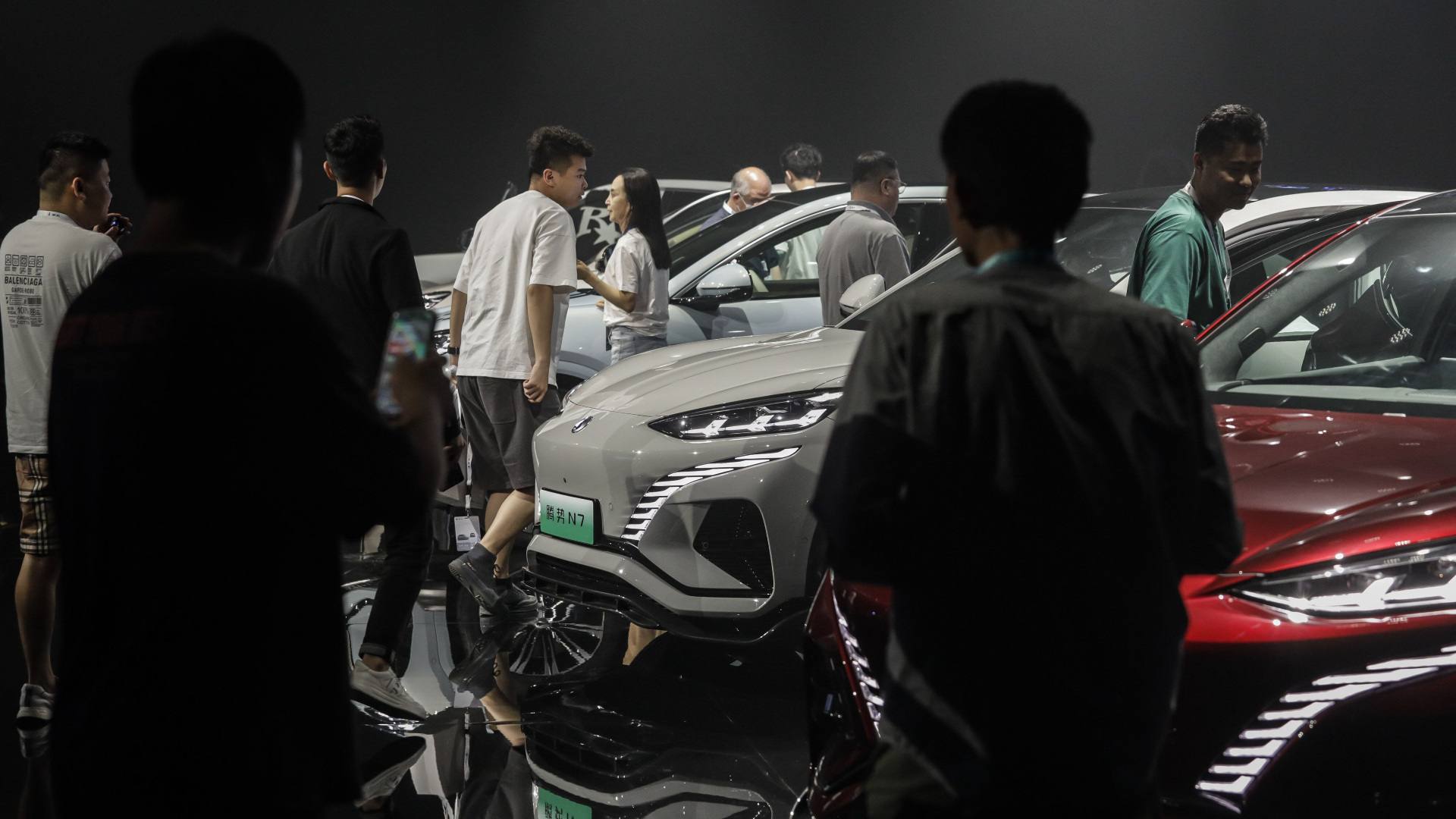 Pengunjung melihat mobil-mobil BYD dalam sebuah pameran di Beijing, China pada Senin (3/7/2023). - Bloomberg/Qilai Shen