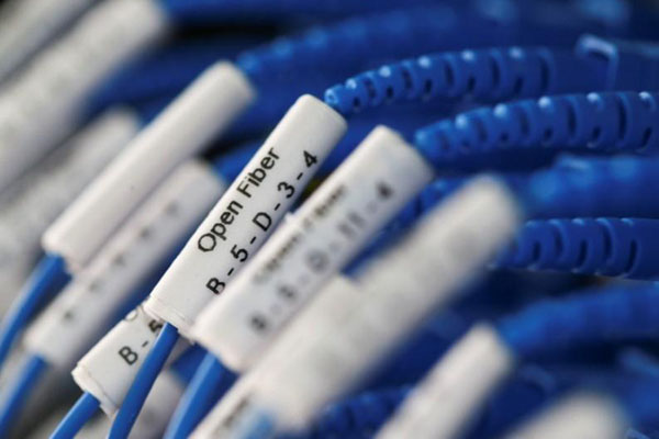  Ilmuwan Bermimpi Bikin Jaringan Fiber Optik di Bulan