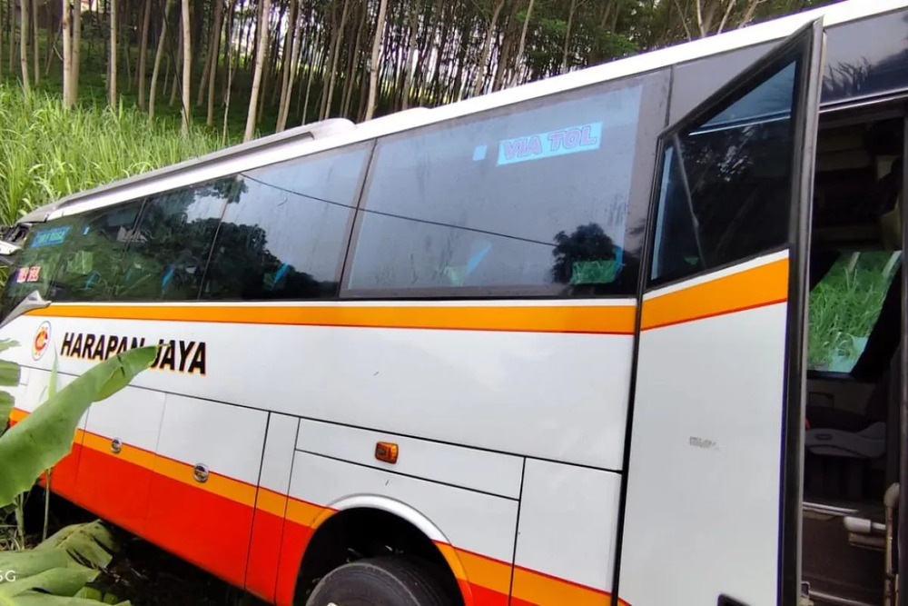  Tabrakan Bus Harapan Jaya vs Mobil di Kediri, 12 Orang Luka