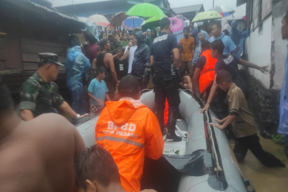  Banjir Melanda Padang, Ketinggian Air Mencapai 2 Meter