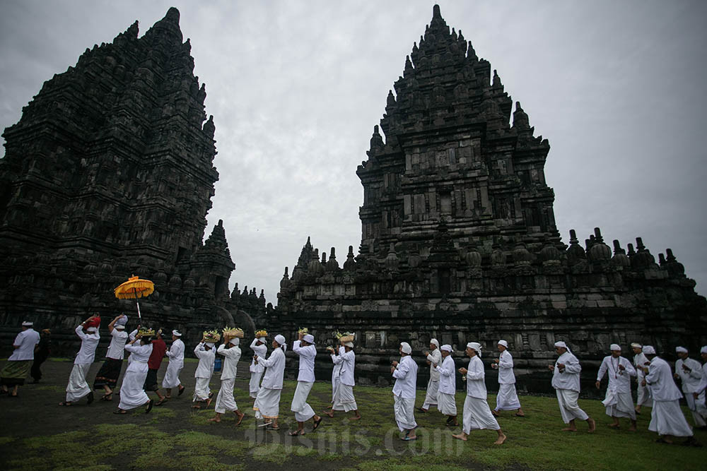  Prosesi Tawur Agung di Candi Prambanan
