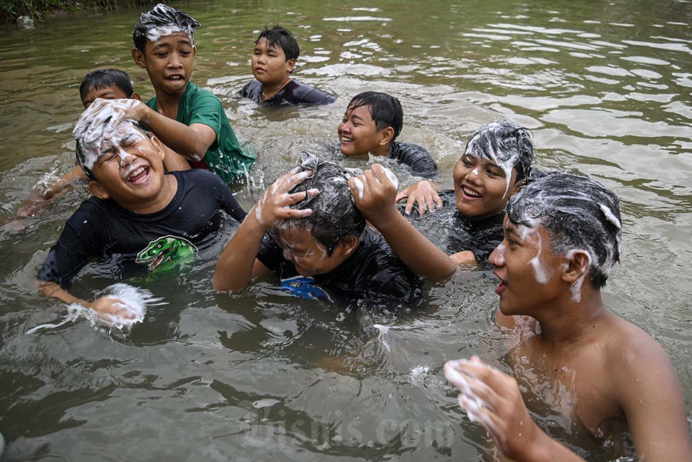  Tradisi Keramasan di Sungai Cisadane Jelang Ramadan