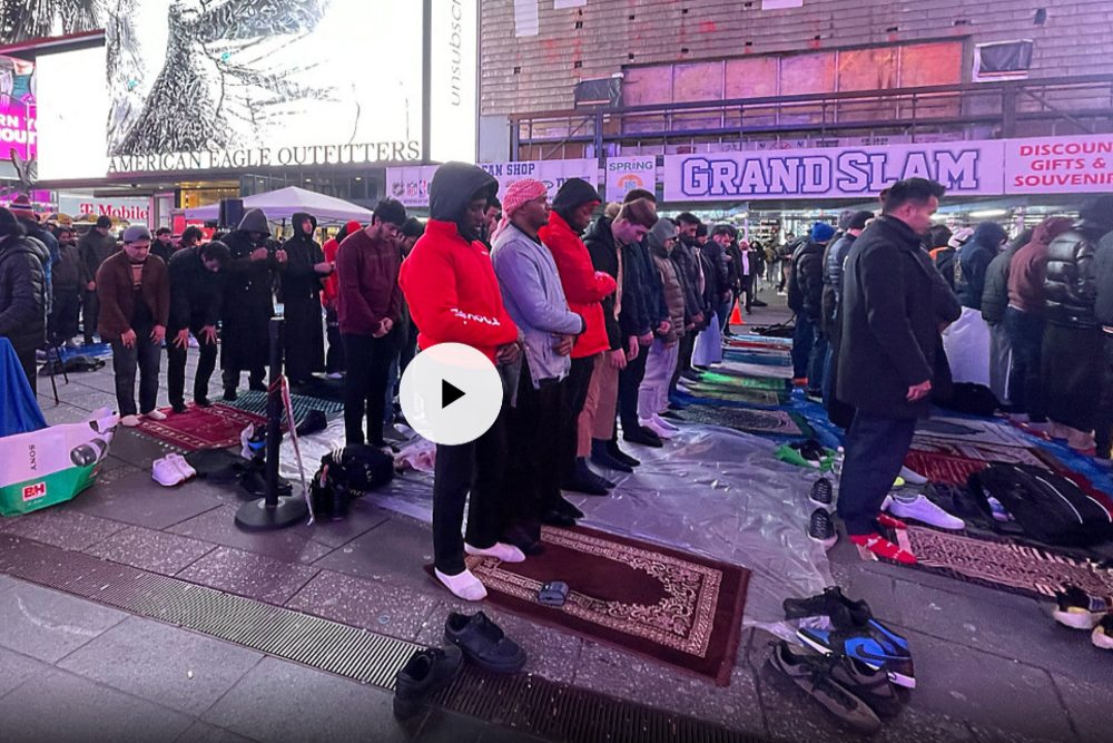  Umat Muslim New York Gelar Salat Tarawih Pertama Ramadan di Times Square