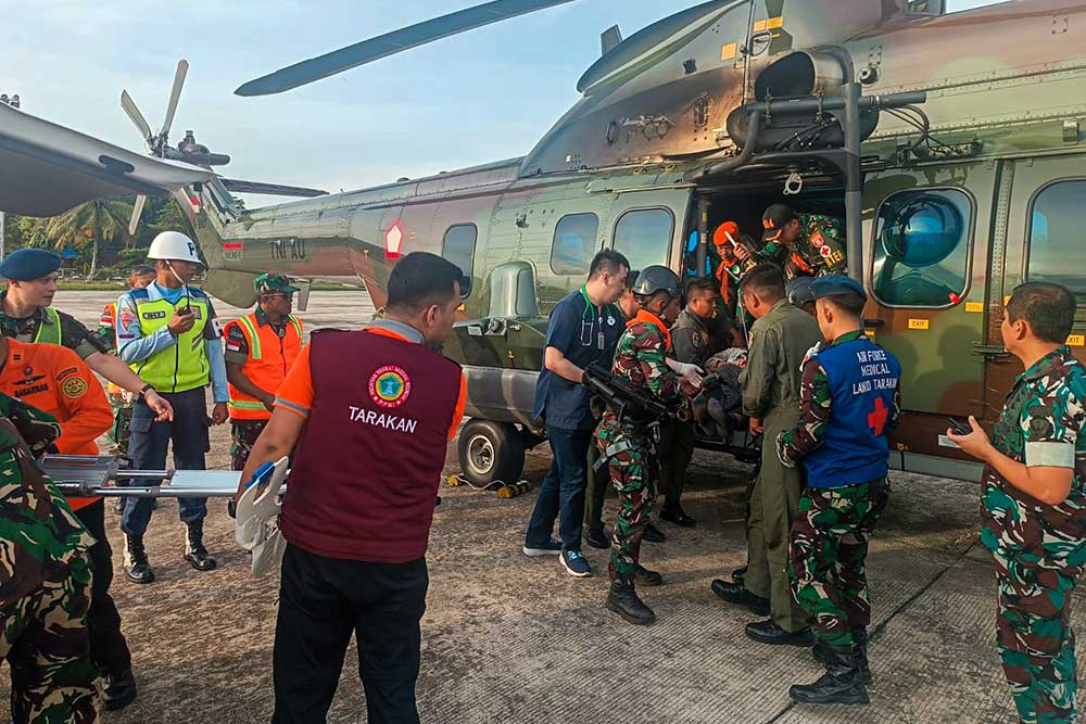  Tim SAR Gabungan Mengevakuasi Jenazah Korban Kecelakaan Pesawat Pilatus PC-6 Porter PK-SNE