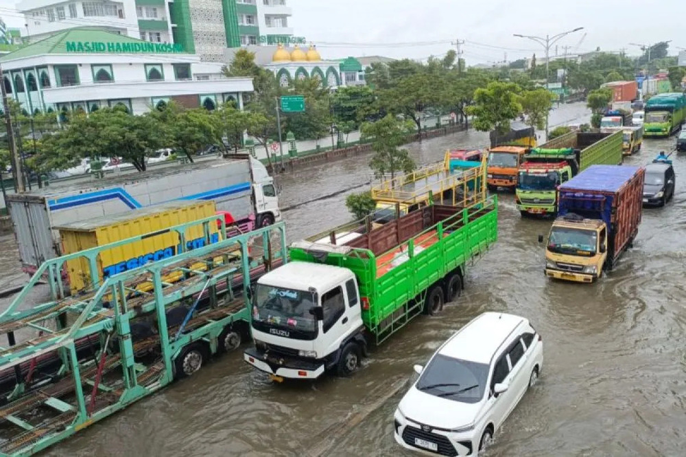  Banjir Menggenangi Jalur Pantura Kaligawe Semarang