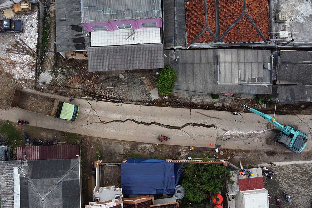  Becana Tanah Bergerak Merusak Jalan dan Rumah di Desa Sukamuti Jawa Barat
