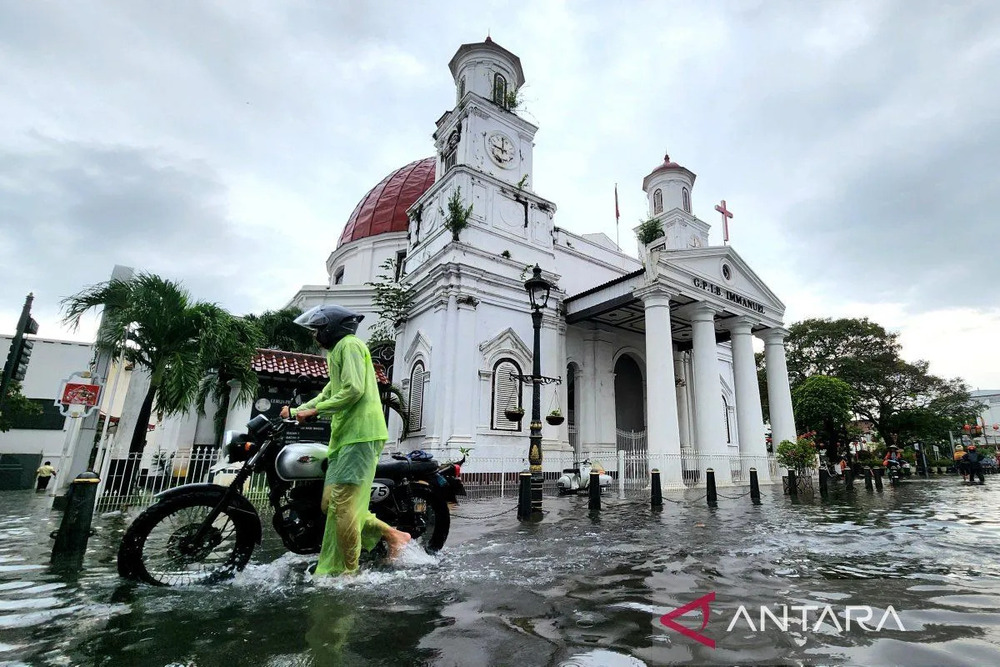  Ketinggian Air Banjir di Kota Lama Semarang Mencapai Setengah Meter