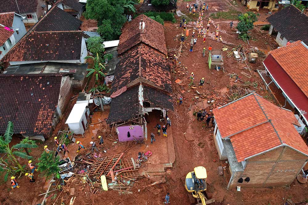  Banjir Bandang di Pekalongan Hanyutkan Dua Rumah Warga