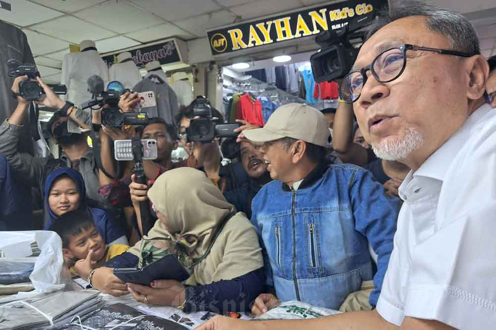  Momen Mendag Zulhas Blusukan ke Tanah Abang, Bawa Segepok Uang