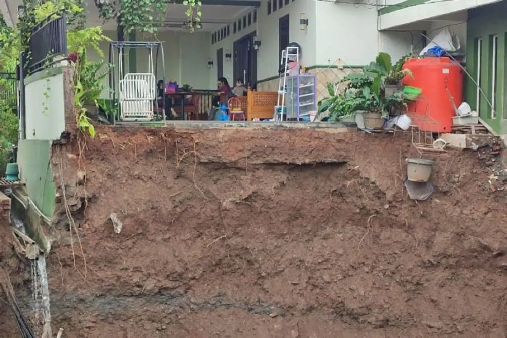  Tanah Ambles di Semarang Mengakibatkan Kerusakan Rumah Warga