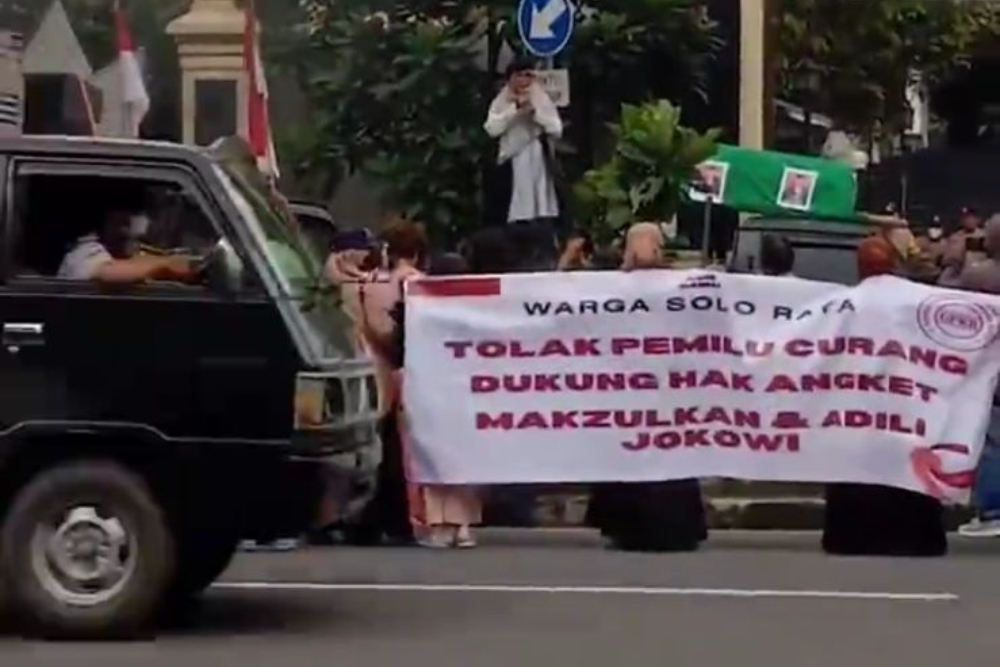  Warga Demo depan Kantor DPRD Solo, Tuntut Adanya Pemakzulan Jokowi