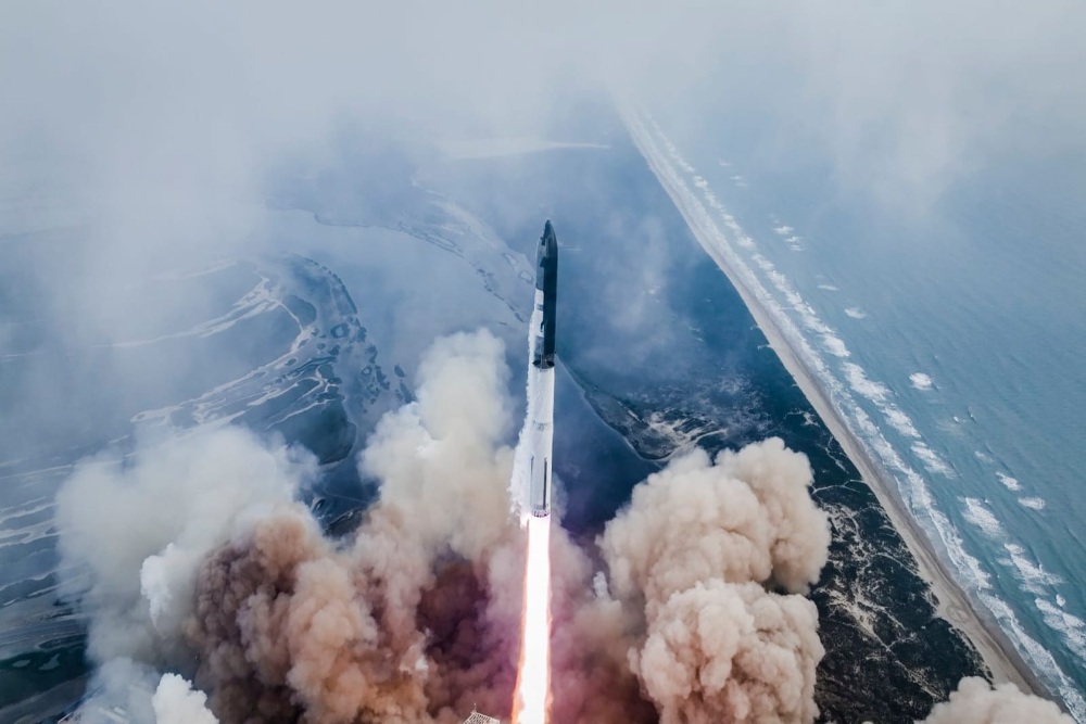 Starship milik SpaceX meluncur ke ruang angkasa pada uji coba ketiga/dok. Twitter SpaceX