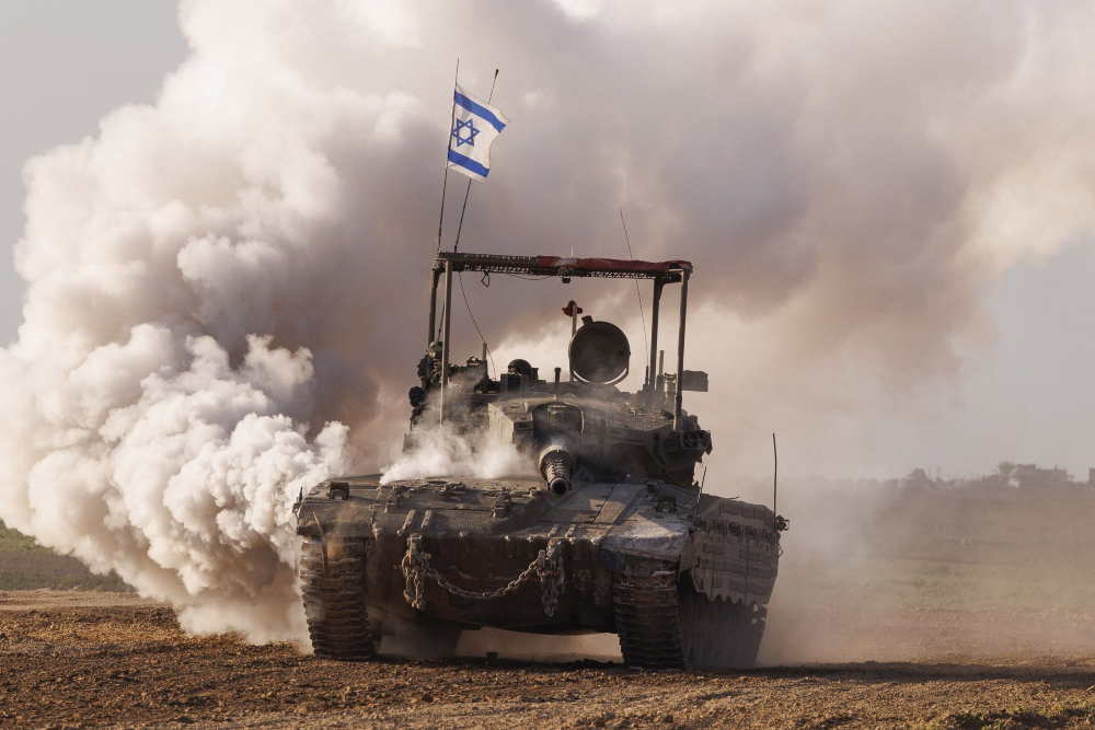 Perundingan Gencatan Senjata di Gaza Berlanjut, Pertemuan Digelar di Qatar. Tank Israel melaju di Jalur Gaza, Palestina pada Rabu (24/1/2024). - Bloomberg/Kobi Wolf