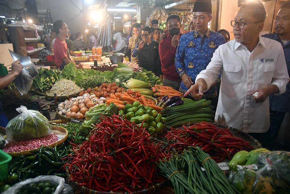  Menteri Perdagangan Zulkifli Hasan Memantau Barang Kebutuhan Pokok di Pasar Kebon Kembang Bogor