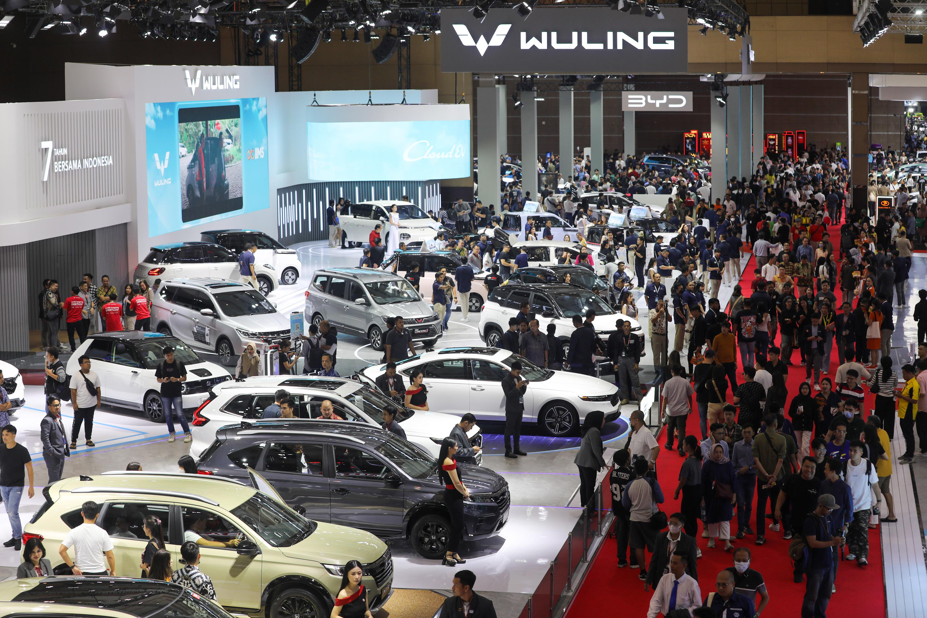  INDUSTRI OTOMOTIF; Lepas ‘Kutukan’ Angka Penjualan