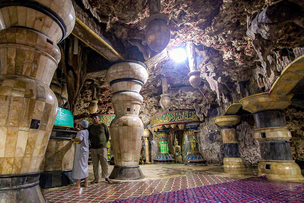  Begini Penampakan Masjid Yang Dibangun di Dalam Perut Bumi