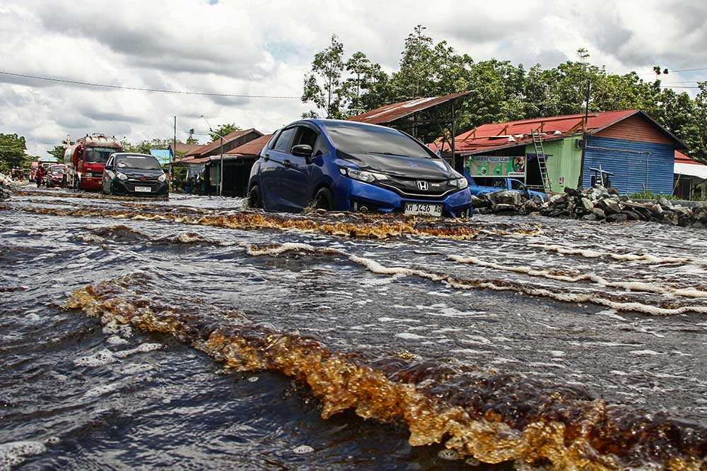  Jalan Trans Kalimantan Terendam Banjir Akibat Meluapnya Sungai Kahayan