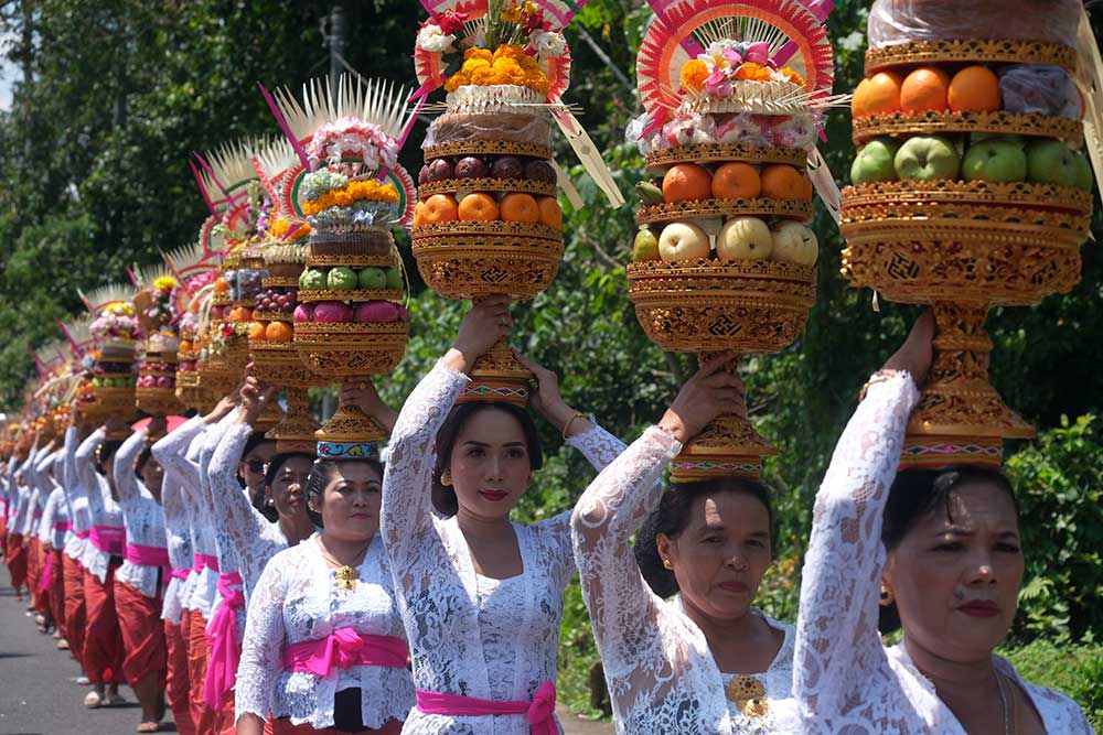  Ratusan Perempuan di Bali Mengikuti Tradisi Mapeed