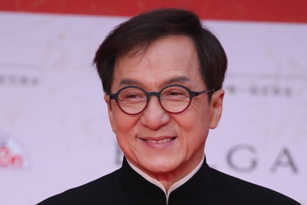  Intip Harta Kekayaan Jackie Chan, Penampilan Terbarunya Bikin Pangling