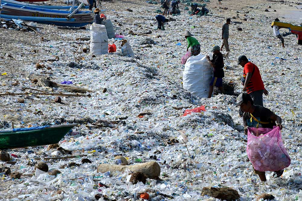 Kawasan Pantai Kedonganan di Bali Dipadati Sampah Plastik