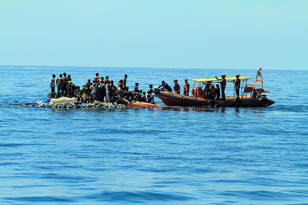  Personel Basarnas Bersama TNI AL dan Polairud Polda Aceh Mengevakuasi Imigran Etnis Rohingya di Aceh