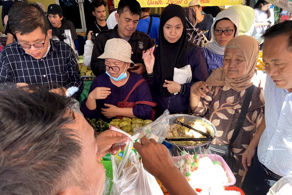  Meriahnya ‘War Takjil’ Ramadan di Pasar Takjil Benhil