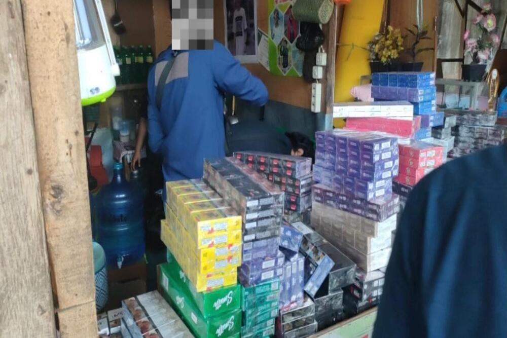  Bea Cukai Operasi Rokok Ilegal Sasar Toko Kelontong di Malang