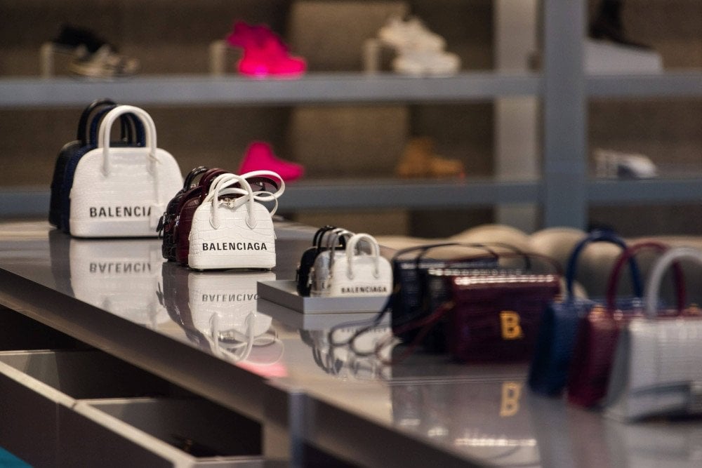 Fondateur de Balenciaga, une marque de luxe qui a lancé des bracelets en ruban d’une valeur de près de 70 millions IDR