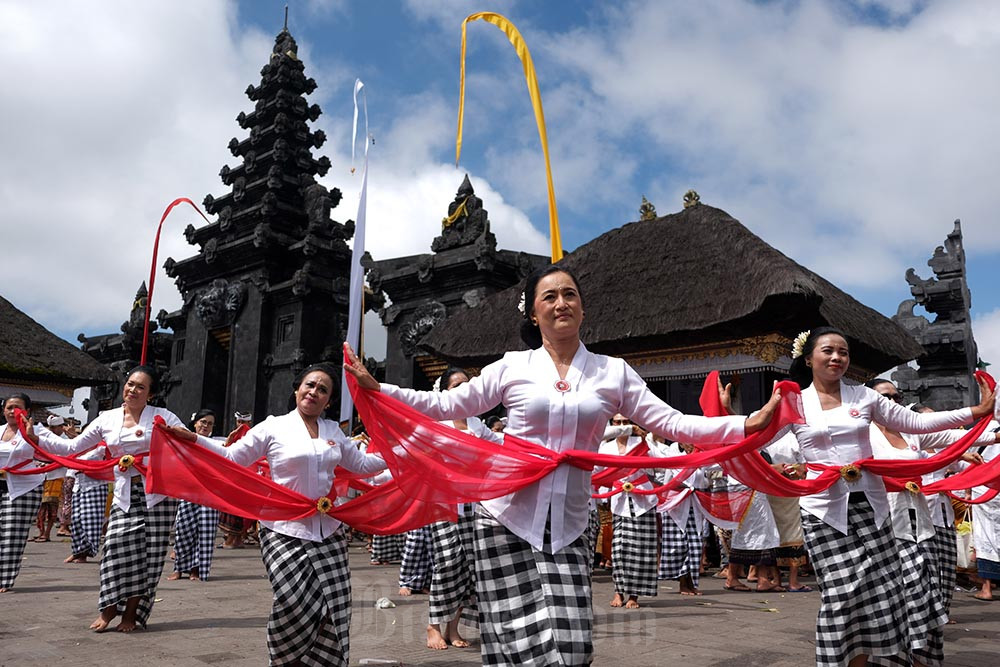  Upacara Ida Bhatara Turun Kabeh di Bali