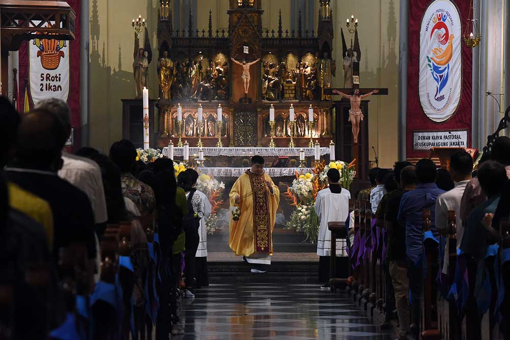  Ribuan Umat Katolik Ikuti Misa Paskah di Gereja Katedral Jakarta